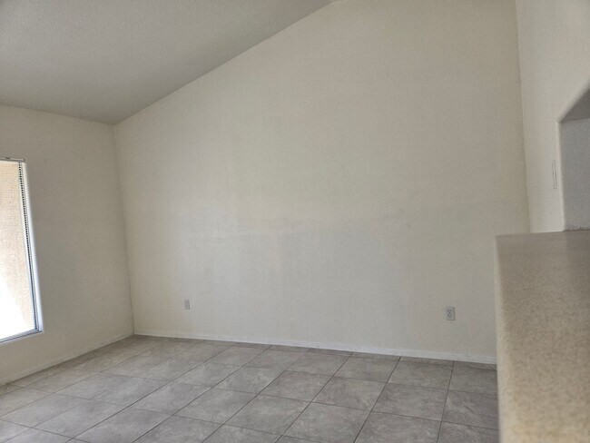 Building Photo - NW Areas. Condo Unit Upstairs