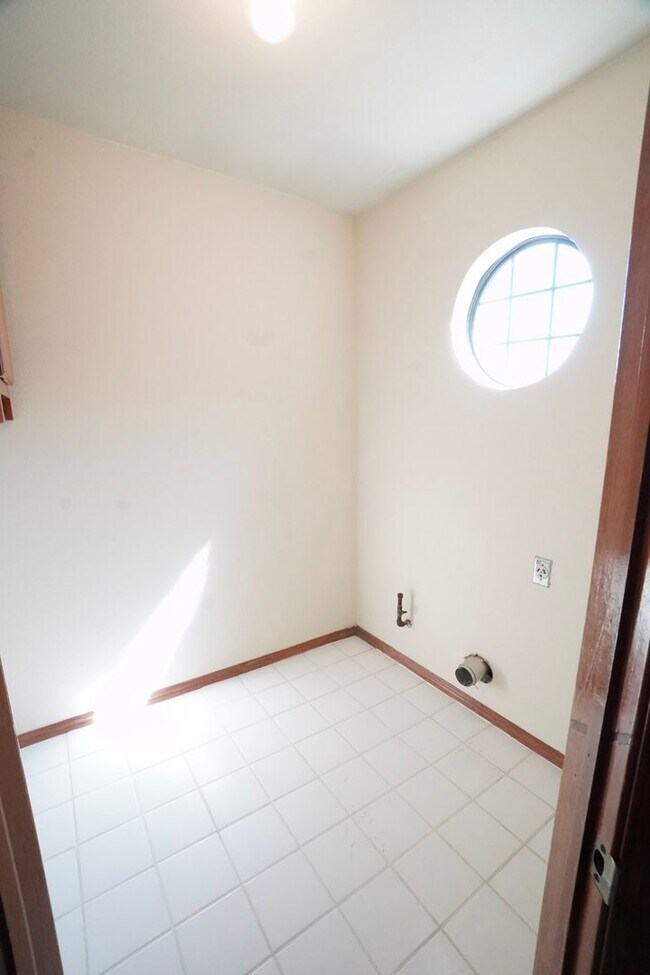 Building Photo - 3316 Ridgecrest Cir