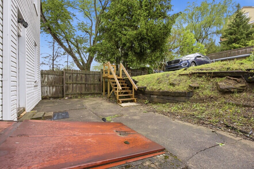 Building Photo - 141 Oneida St