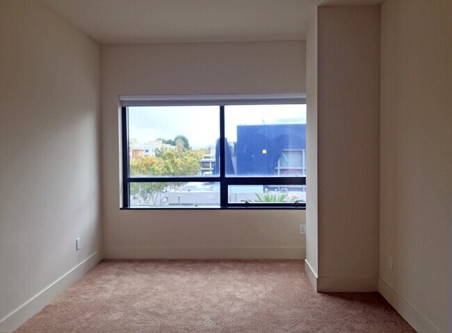 Building Photo - Fantastic 2 Bedroom/2 Bathroom Condo For R...