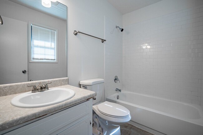 Building Photo - Stunningly renovated 4 bedroom 3 bathroom ...