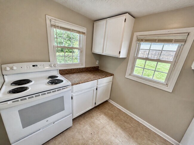 Building Photo - 627 Golfview Dr