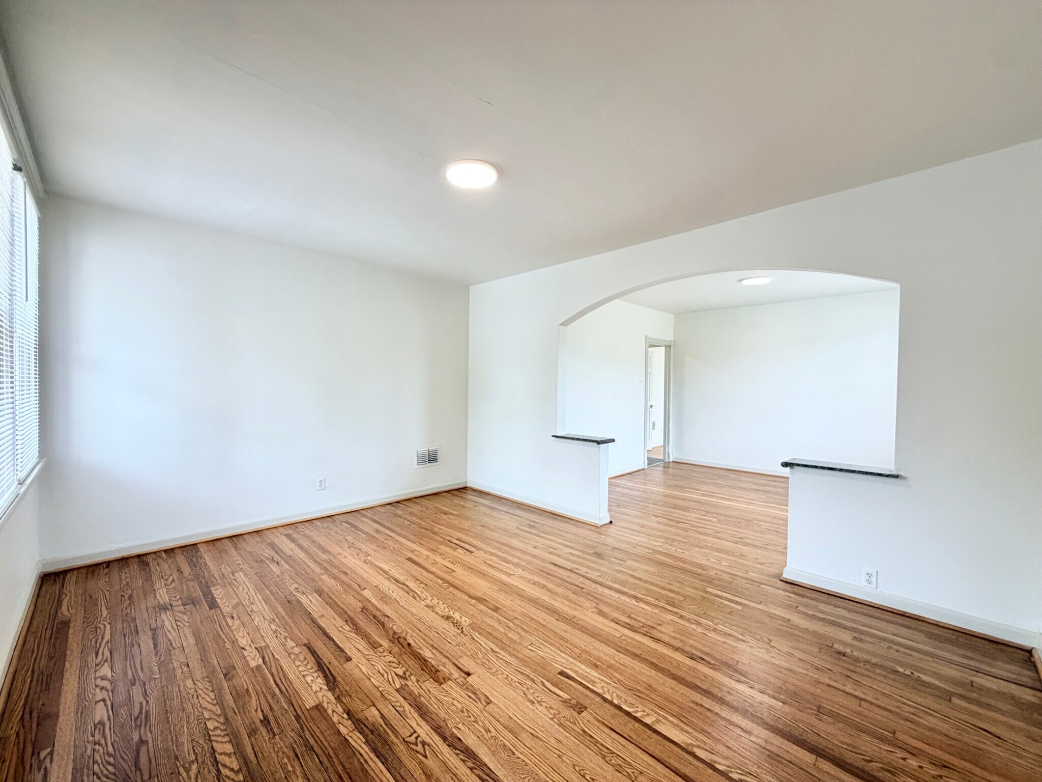 Building Photo - 4840 Gardenville Ave