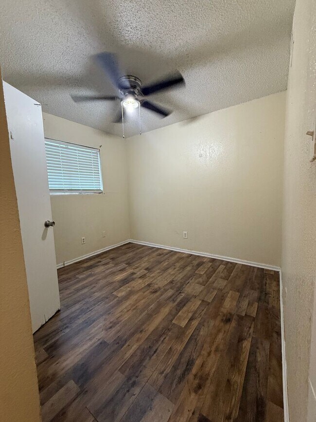 Building Photo - ALL UTILITIES INCLUDED in Cozy and Convenient 1 bedroom