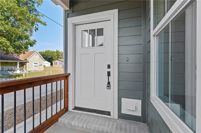 Building Photo - 588 N Willow Ave