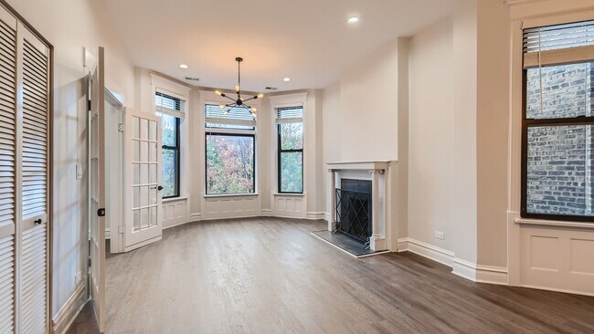 Building Photo - 4053 N Greenview Ave