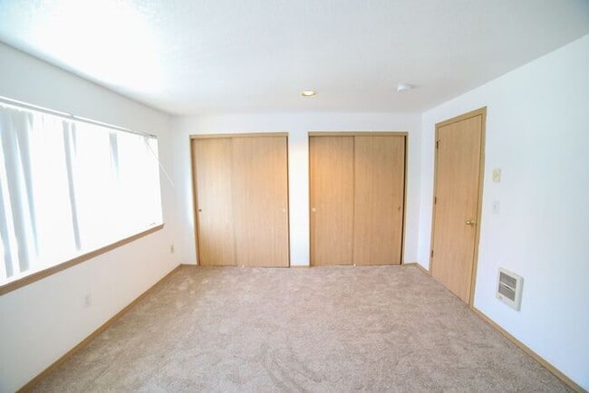 Building Photo - Townhome with Fresh Updates!!