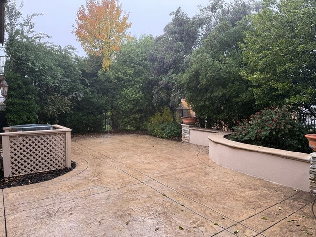 Building Photo - Beautiful 3 bedroom plus loft and office in highly sought Serrano community!