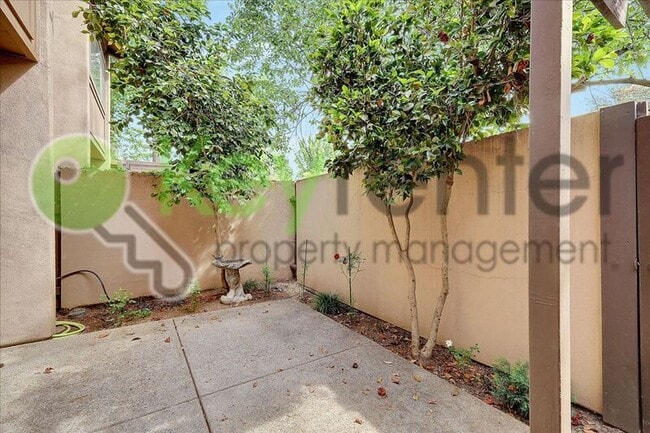 Building Photo - 2254 Woodside Ln