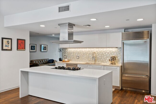 Building Photo - 825 Kings Rd