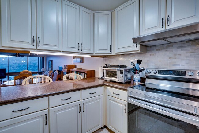 Building Photo - Hawaii Kai Condo with Resort-like Amenitie...