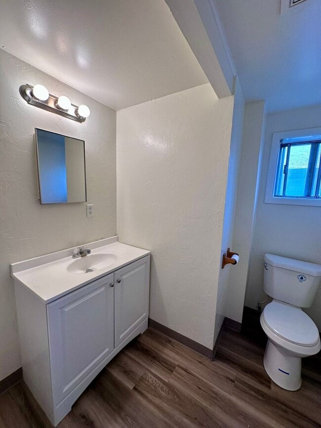 Building Photo - Charming Two Bedroom