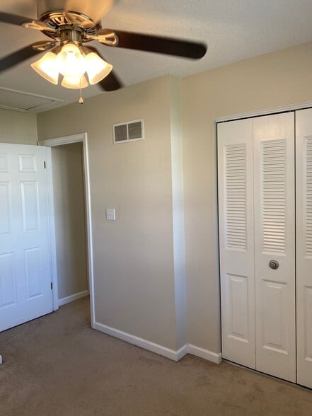 Building Photo - 1606 E Swan Cir