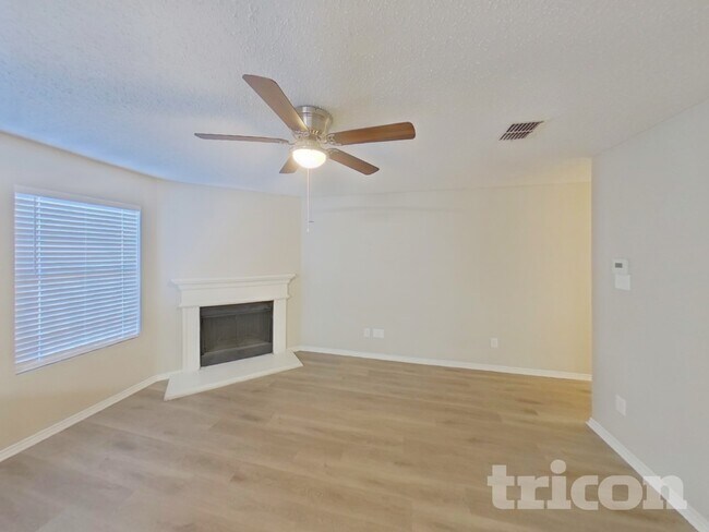 Building Photo - 104 Scarlet View