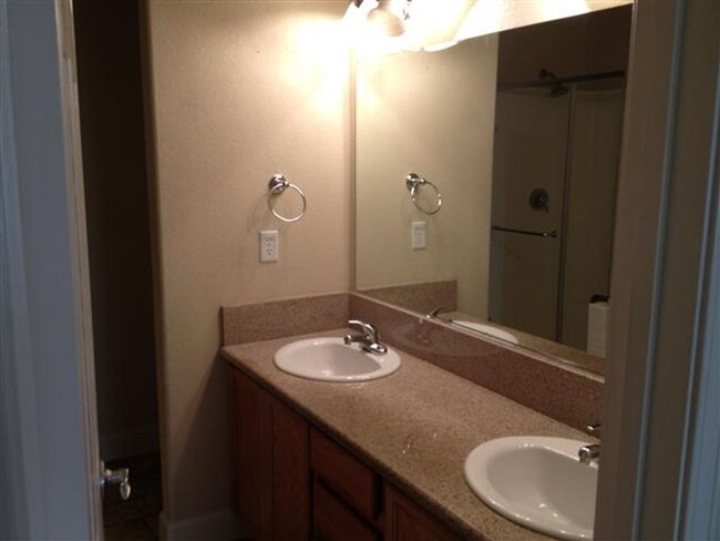 Building Photo - This Beautiful 2bd Townhome In The Private...