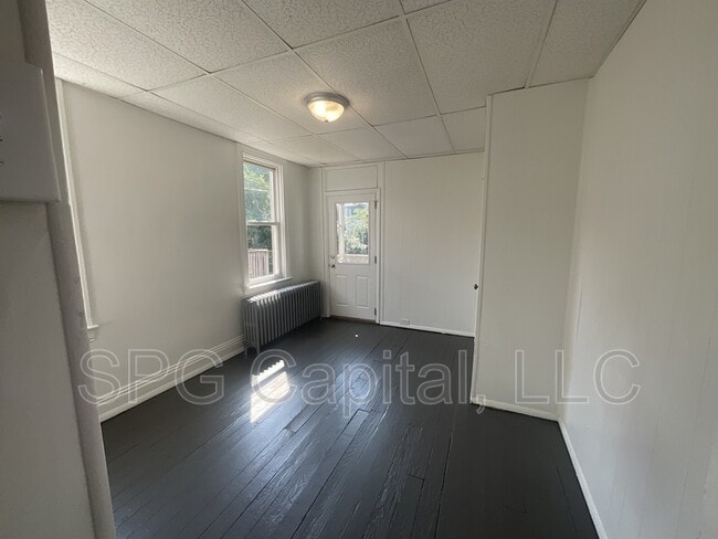 Building Photo - 728 W Mason Ave