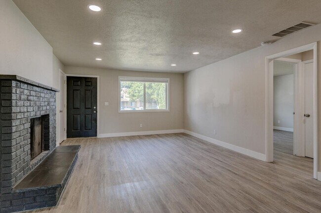 Building Photo - Streamside Duplex - Harvey Anderson