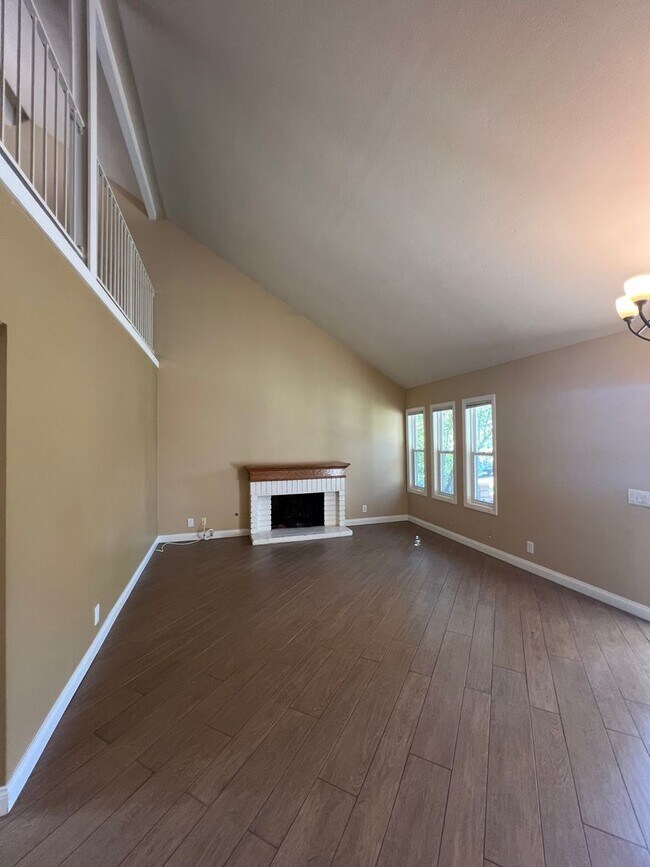 Building Photo - Lake Forest House with 4 bed 2 bath plus loft