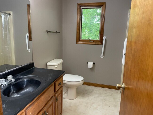 Building Photo - Three Bedroom Brick Ranch in Terrell with views of Lake Norman