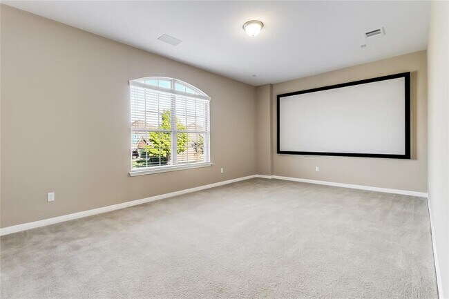 Building Photo - 401 Silver Trail