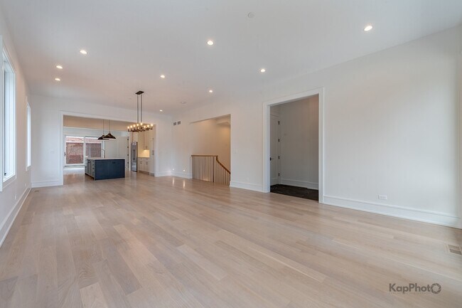 Building Photo - 901 W Cullerton St