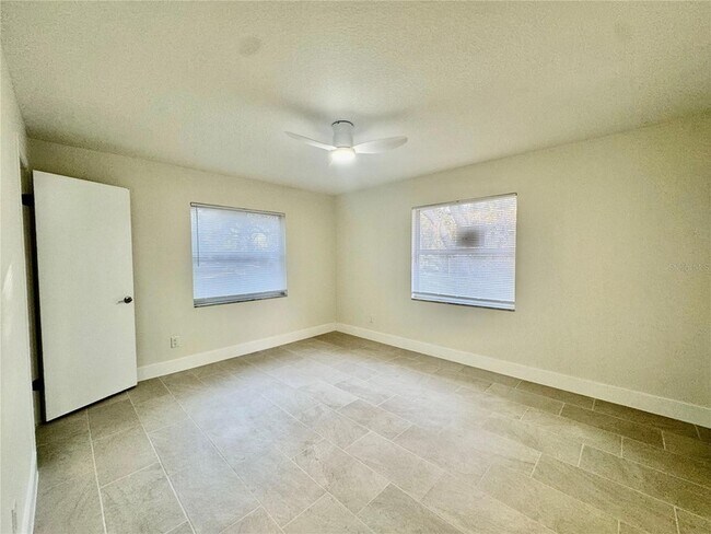 Building Photo - 2559 W Lake Dr