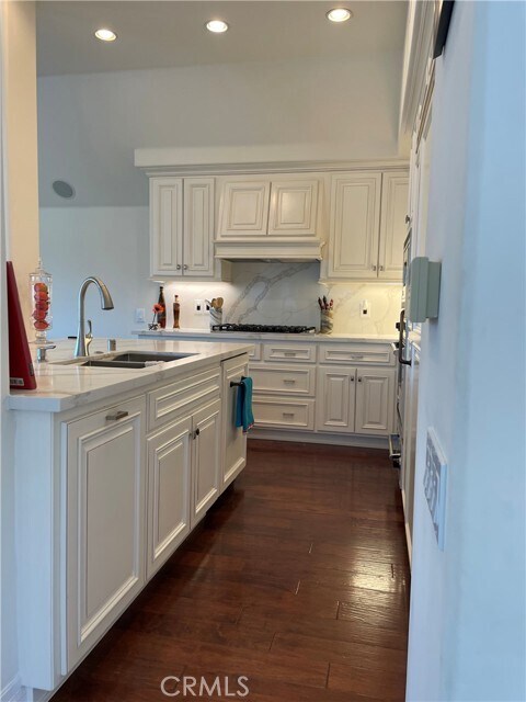 Building Photo - 504 Avocado Ave