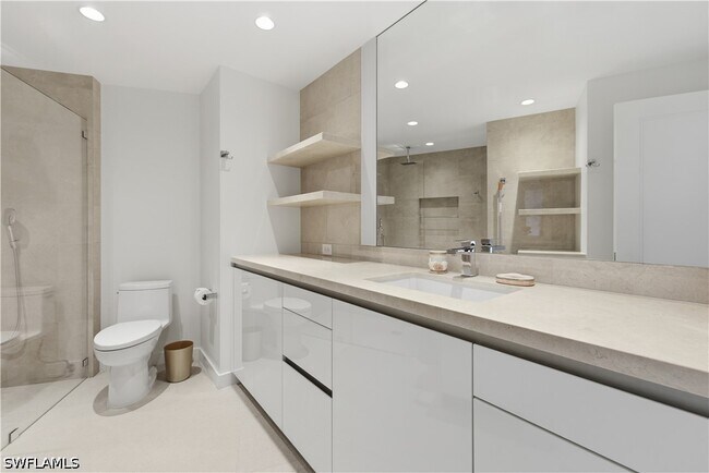 Building Photo - 8665 Bay Colony Dr