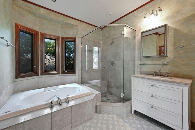 Building Photo - 2829 San Gabriel St