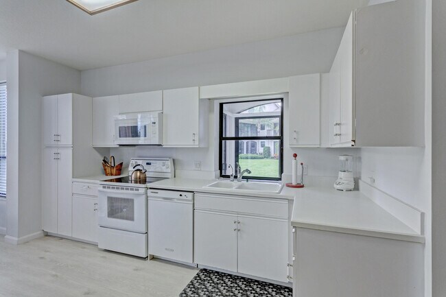 Building Photo - 3940 Back Bay Dr