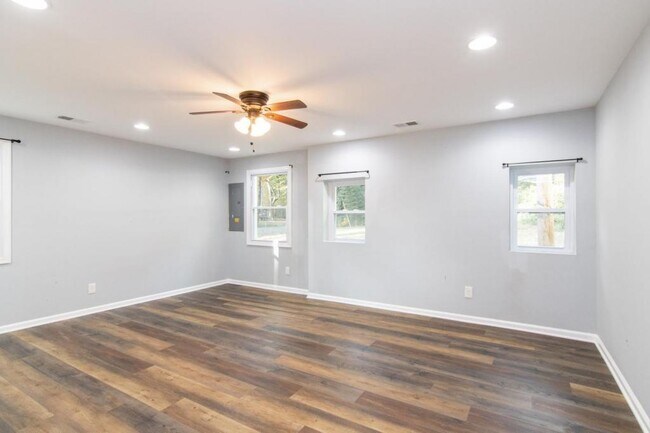 Building Photo - 3405 Pebble Dr