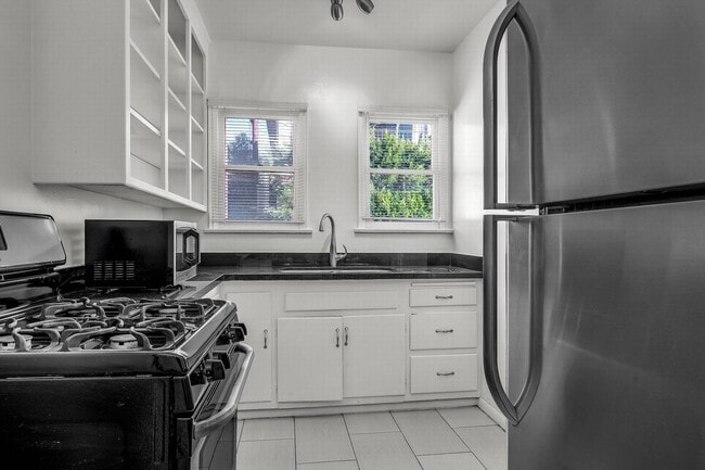 Building Photo - Excellent WeHo location!