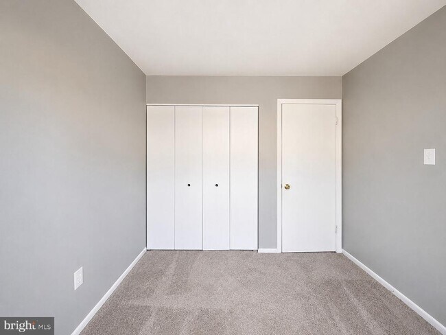 Building Photo - 3811 Glenview Terrace
