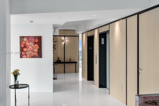 Building Photo - 300 South Pointe Dr