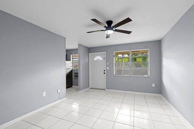 Building Photo - 6125 SW 48th Ct