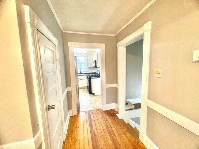 Building Photo - Stunning spacious 2nd floor apartment with Water View!