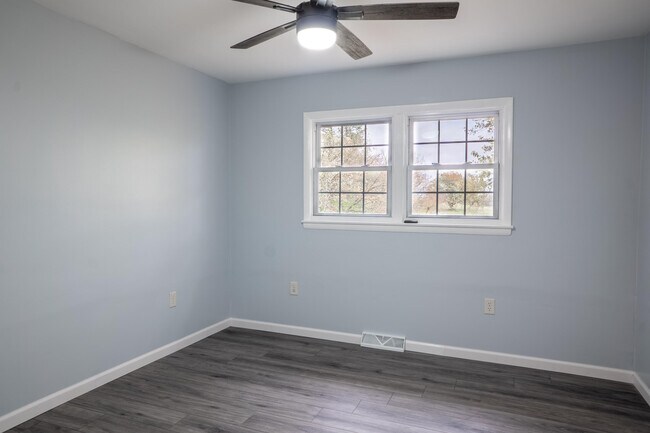 Building Photo - 400 Midland Dr