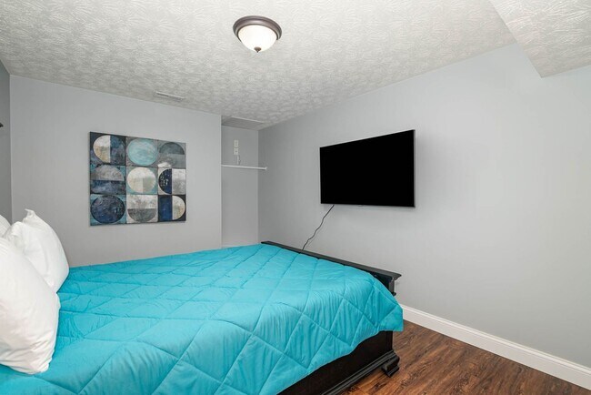 Building Photo - New! Large home in Great suburban neighborhood.