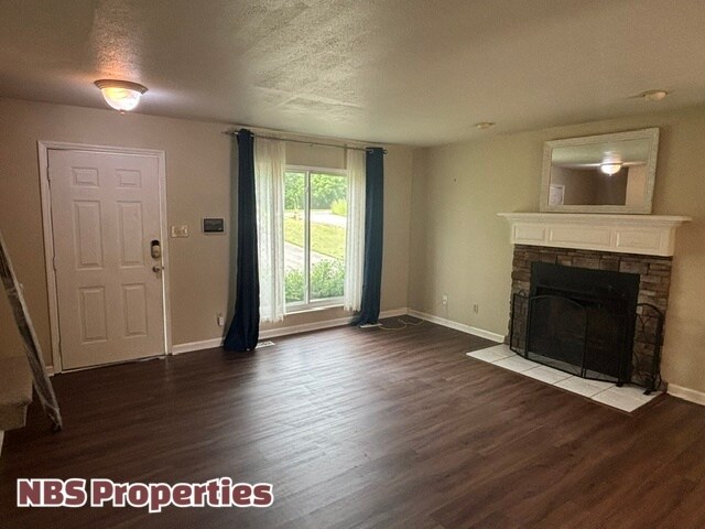 Building Photo - 7404 Foxglove Ln