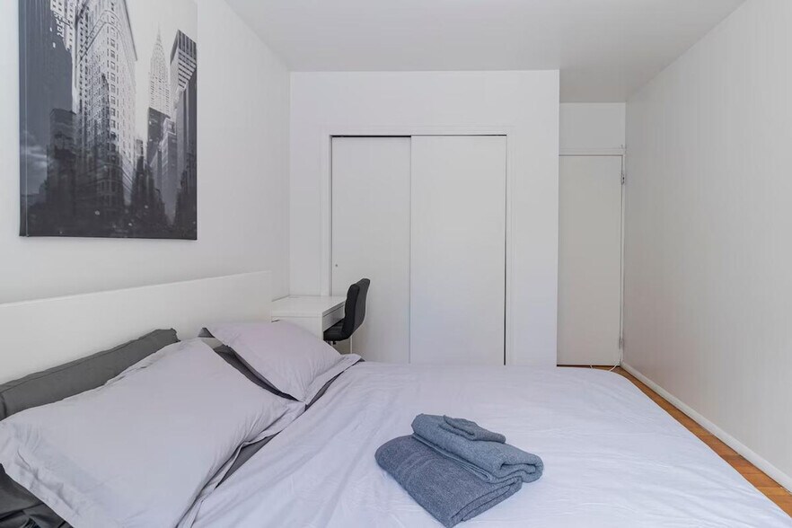 Building Photo - 238 E 95th St