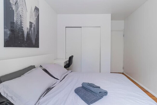 Building Photo - 238 E 95th St