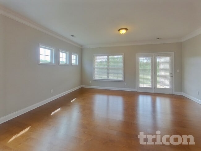 Building Photo - 910 Deepwood Ct
