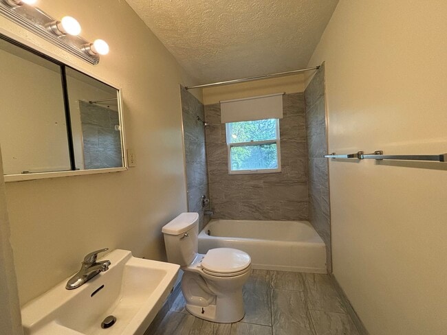 Building Photo - 3 Bedroom House Available Now!!