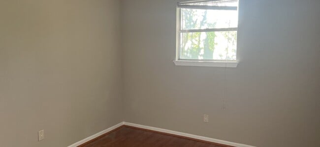 Building Photo - 3 bedroom 2 bathroom!