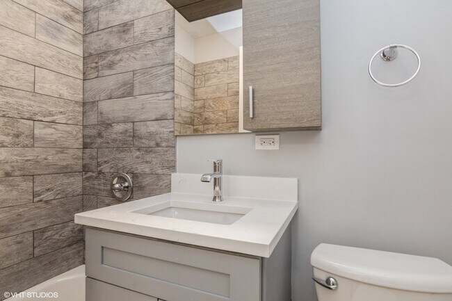 Building Photo - 7046 Crandon