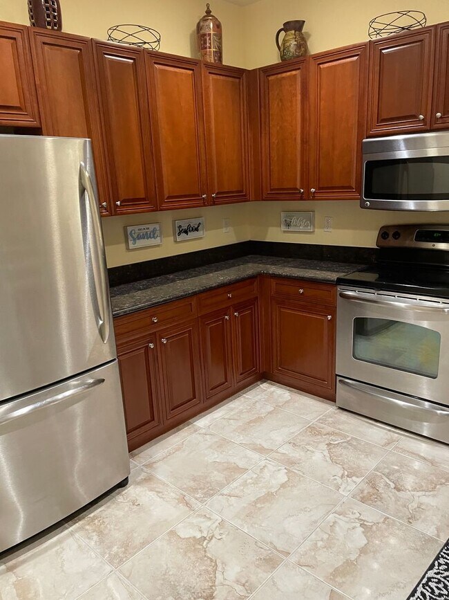 Building Photo - Furnished 3 Bedroom 2 Bath with Garage Pun...