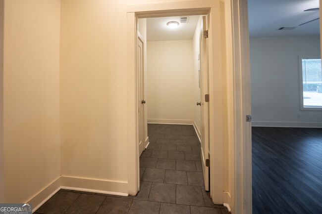 Building Photo - 1020 Bell Cir