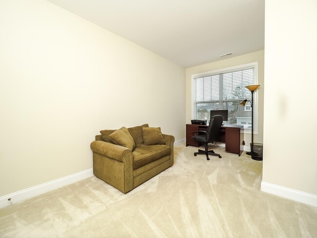 Building Photo - Gorgeous Luxury 3 Bedroom 2.5 Bath Townhom...