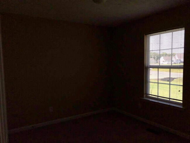 Building Photo - 3 bedroom 2 bath with unfinished Area-Storage