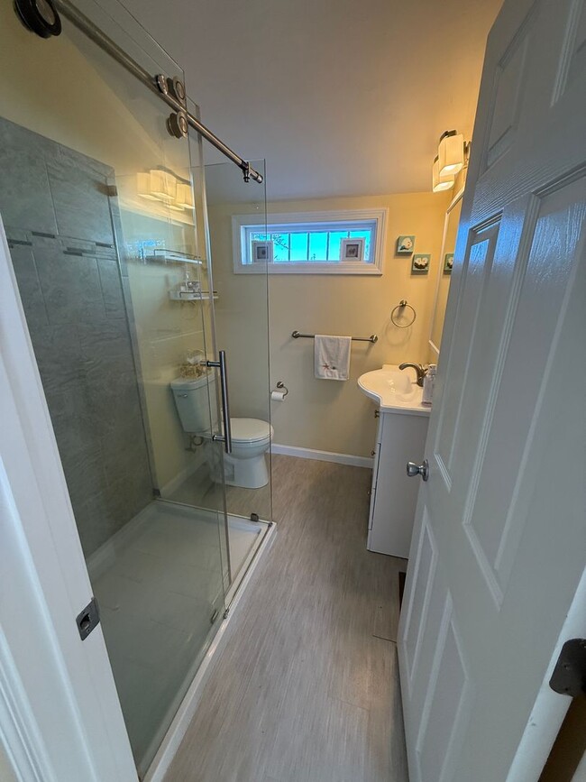Building Photo - 2 bedroom ,1 bathroom Ranch style home in ...